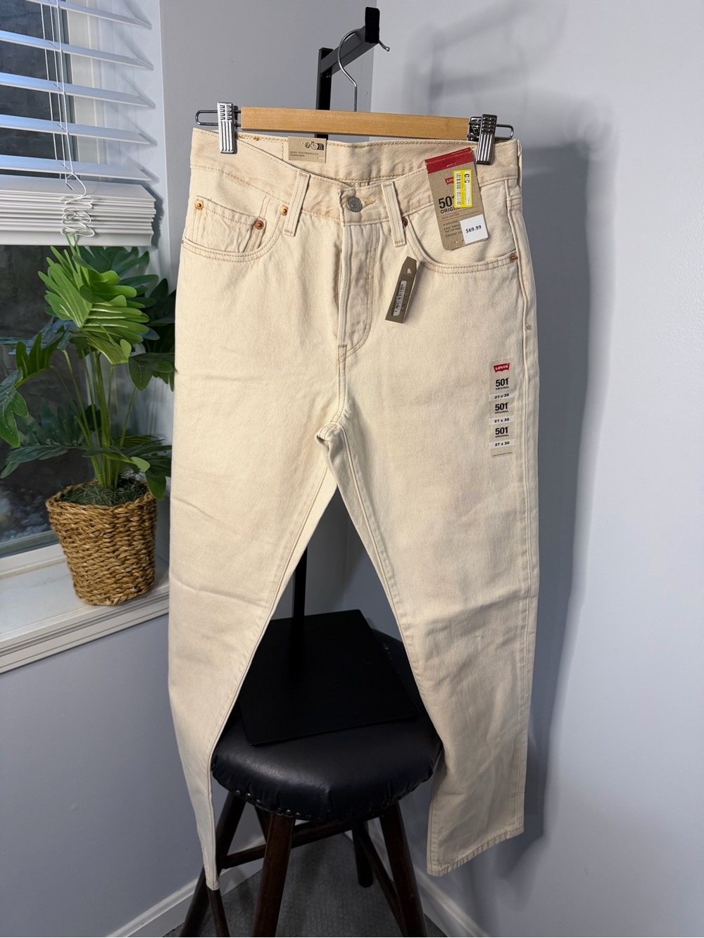 Levi's Straight Leg Jeans in Natural Cream